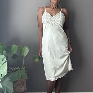 Vintage Vanity Fair Full Slip Lace Antron III Nylon 70s Cream Womens 34 Medium